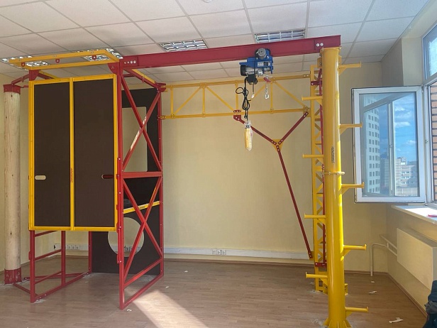 г. Москва.  В АНО ДПО УЦ «Мосстройкадры» установили учебно-тренировочный полигон АЛЬПИНИСТ для отработки навыков безопасных методов и приемов выполнения работ на высоте