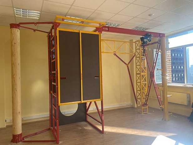 г. Москва.  В АНО ДПО УЦ «Мосстройкадры» установили учебно-тренировочный полигон АЛЬПИНИСТ для отработки навыков безопасных методов и приемов выполнения работ на высоте